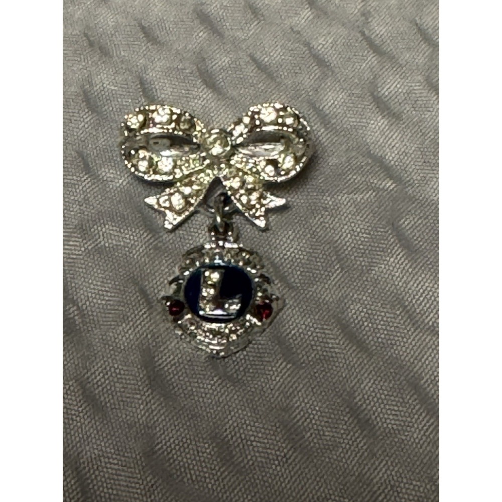 VTG. LIONS INTERNATIONAL BEAUTIFUL RHINESTONE BOW‎ FRATERNAL CLUB DANGLE PIN ORA